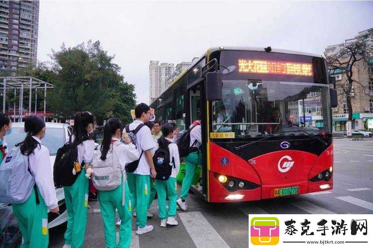 成为全校公交车的日常生活
