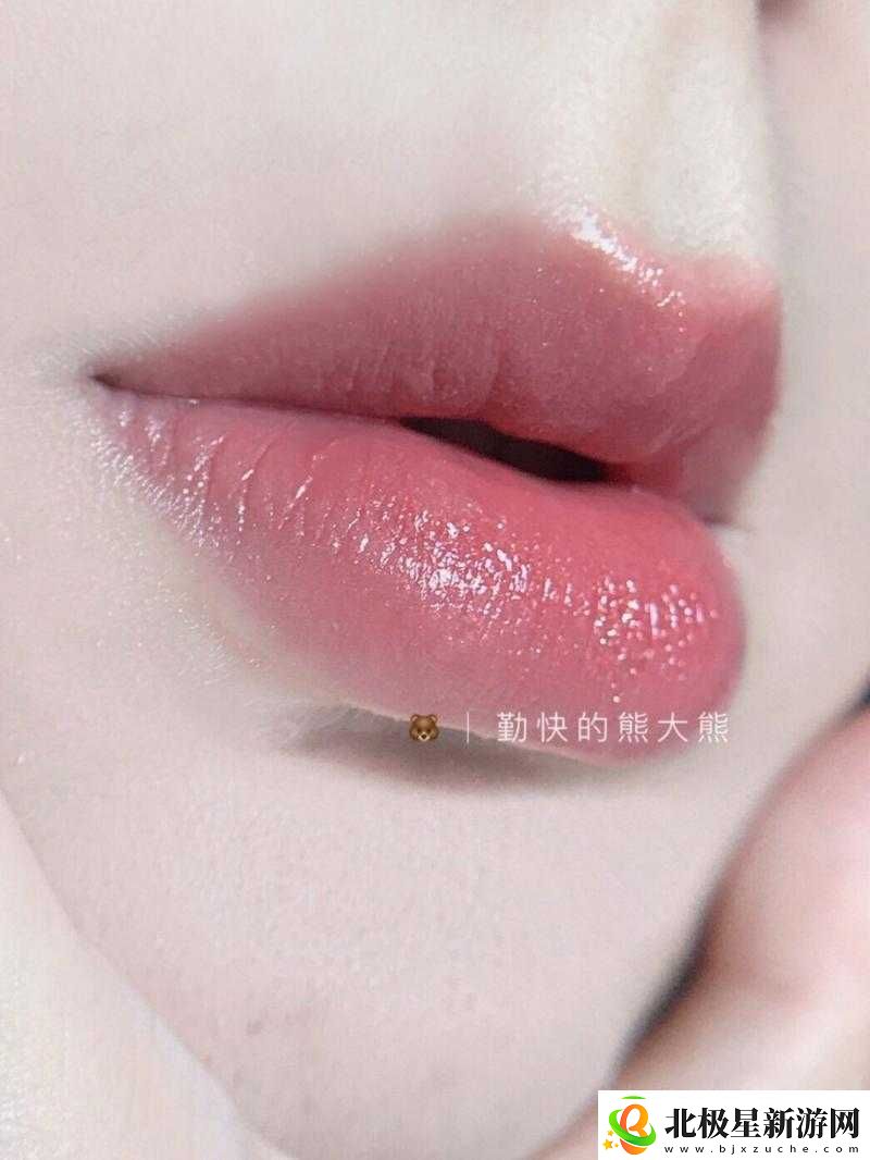 YSL-小金管水蜜桃色：打造甜美妆容必备