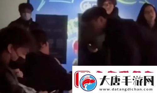 LPL现场女粉殴打工作人员-情绪激动难控制-被强行拉走永久不许观赛