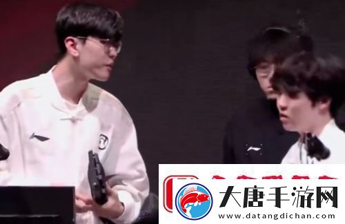 LPL现场女粉殴打工作人员